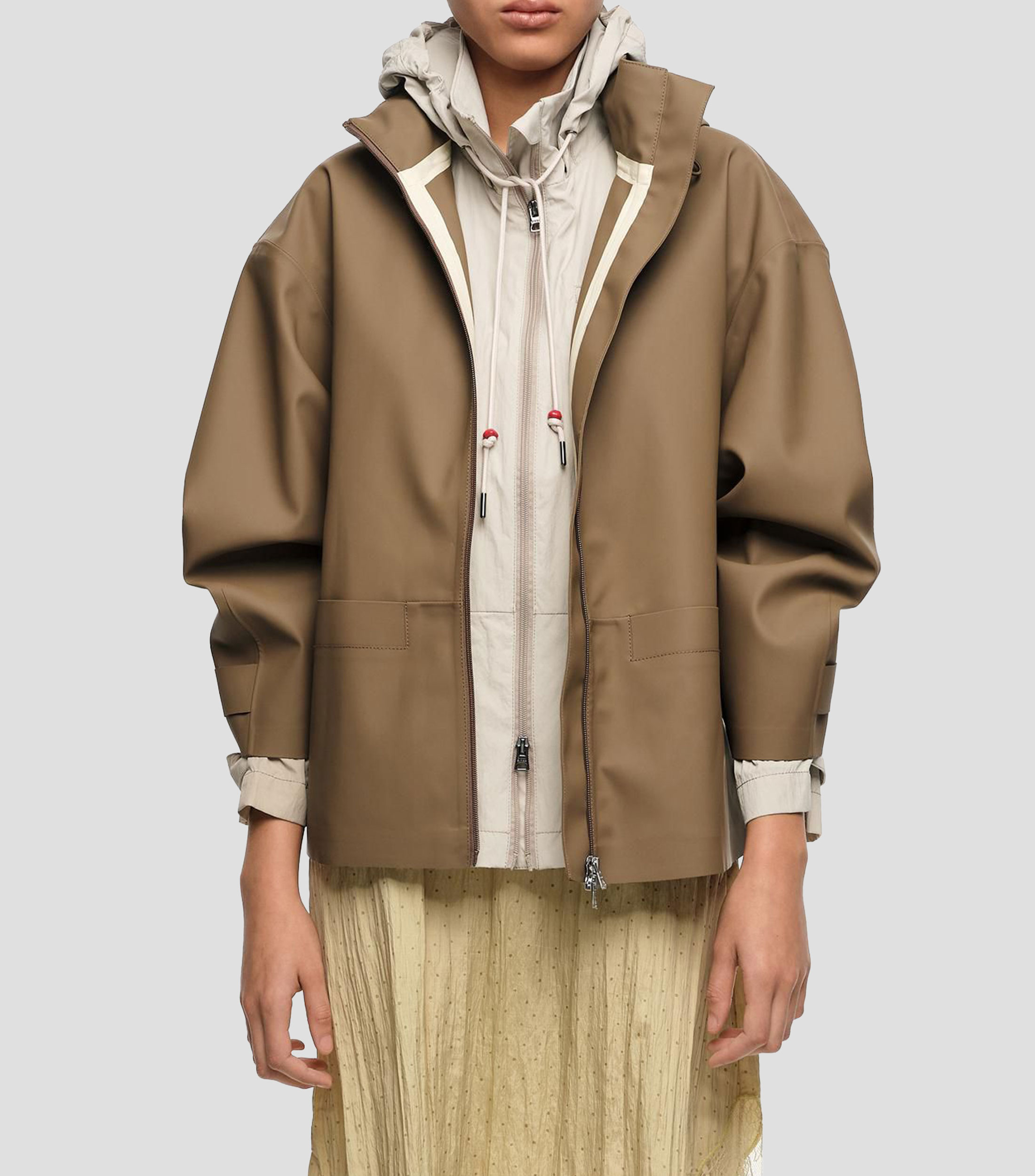 Gabardina línea A corta engomada camel oscuro Mujer
